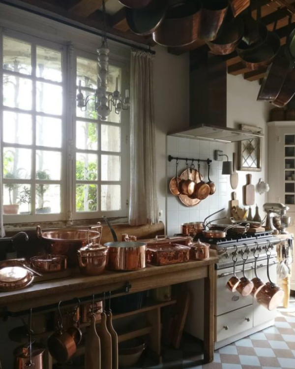 Dapur dengan peralatan masak dari bahan tembaga yang berkilau